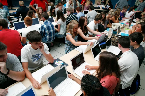 should laptops be allowed in classrooms advantages and disadvantages